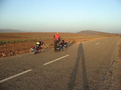 lange Schatten und noch 40 km bis Assa