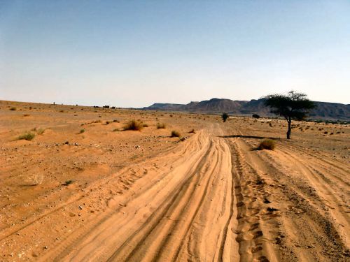 Solche Sandpisten sind meist nur schiebend zu bewältigen