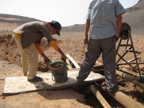 Brunnenbau in der Wüste: alles Handarbeit!